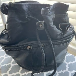 Lululemon bucket gym bag